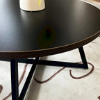 Table basse ronde noire et marron, piétement en X, 2 places
