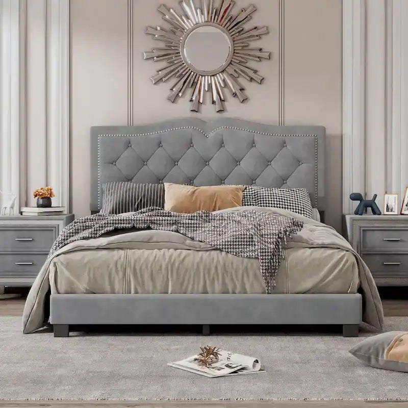 Lit plateforme tapissé en velours, taille Queen, avec tête de lit capitonnée